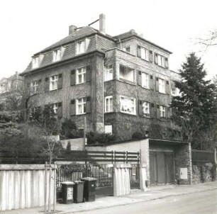 Dresden-Trachenberge, Weinbergstraße 34. Villa (Flora). Straßenansicht mit Garage, Stützmauer und Einfriedung