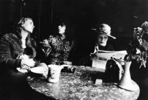 Drei Junge Frauen im Café