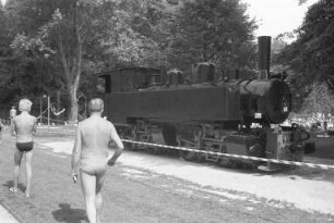 Aufstellung der alten Dampflok der Albtal Verkehrsbetriebe Gesellschaft AVG auf dem Kinderspielplatz im Rheinstrandbad Rappenwört
