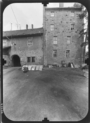Römhild. Schloß Glücksburg (1465/1491, Umbau 1539/1546; P. Dauth, Umgestaltung 1676/1680). Hofansicht