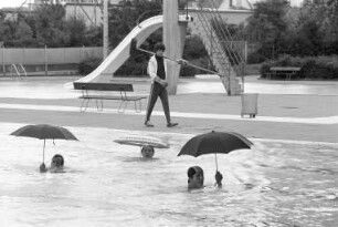 Badebetrieb im Rheinhafenbad im verregneten Sommer 1980