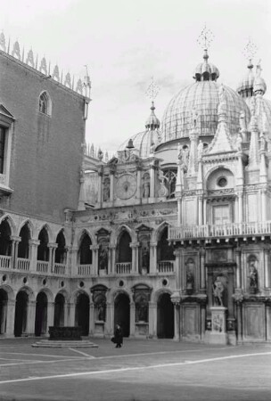 Reisefotos Italien. Venedig. Teilansicht des Dogenpalastes und Südostecke des Markusdomes (Basilica di San Marco) (976-1094). Ansicht aus den Arkaden des Dogenpalastes im Innenhof