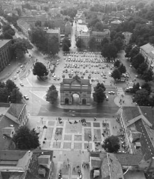 Luisenplatz mit Brandenburger Tor in Potsdam : Blickrichtung Westen