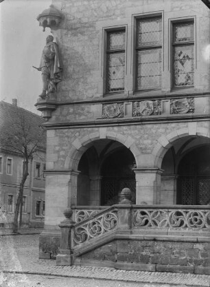 Gustav Adolf Denkmal am Rathaus in Lützen : Lützen. Rathaus mit Standbild Gustav Adolf II.