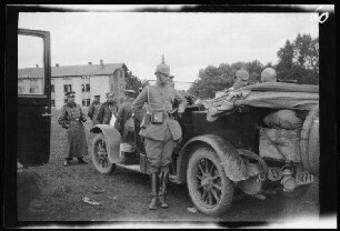 Baccarat (Dep. Meurthe-et-Moselle, Frankreich): Eugen von Frauenholz, Hauptmann Verstl und Hauptmann Leeb bei Besprechung