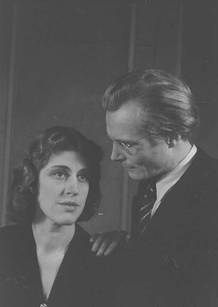 Szenenbilder aus dem Stück "Auf der anderen Seite" von Lillian Hellman am Hebbel-Theater Berlin