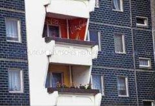 Balkone mit Coca-Cola-Werbung in einem Berliner Plattenbau