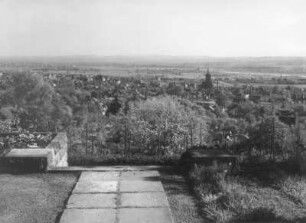 Radebeul. Blick vom Lößnitzhang ("Haus in der Sonne") über die Stadt mit Friedenskirche, über Dresden-Kaditz, die Elbe und Dresden-Briesnitz