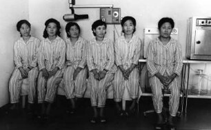 Nordkorea 1982. Einheitlich angezogene Frauen in der Frauenklinik von Pjöngjang werden Ausländern vorgeführt