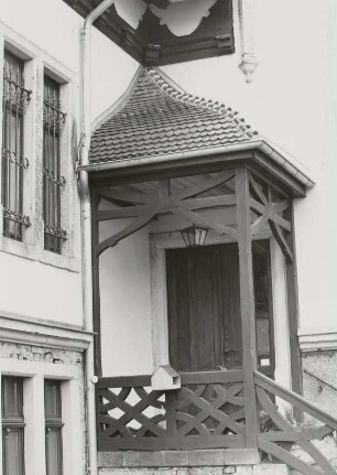 Radebeul, Mittlere Bergstraße 44. Ehem. Weingut "Krapenberg". Villa "Krapenberg" (17. Jh.; 1899, O. Wend), Eingangsvorbau