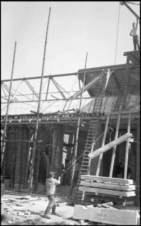 Linnich: Neubau der Seidenfabrik, Hochziehen der Platten