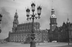 Dresden: Hofkirche vom Hoftheater, Vordergrund Kandelaber [Straßenlaterne]