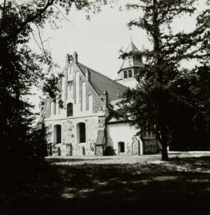 Hornow. Sankt-Martin-Kirche : Hornow (Ortsteil der Stadt Spremberg). Dorfkirche St. Martin (13./14. Jahrhundert bis 1902). Ansicht von Nordosten mit Inschriftengrabsteinen