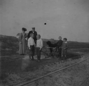 Spiekeroog. Familie an der Pferdebahn (vielleicht Familie Jansen)