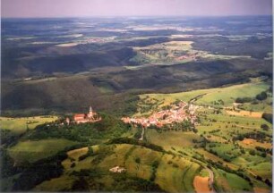 Seitenroda. Ortsansicht mit Leuchtenburg (1221 erwähnt). Luftbild-Schrägaufnahme von Südwest