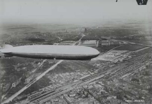 Luftschiff LZ 127 "Graf Zeppelin" über Leipzig : Blickrichtung Südosten zum Völkerschlachtdenkmal