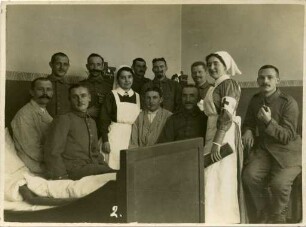 Gruppenaufnahme im Krankenzimmer