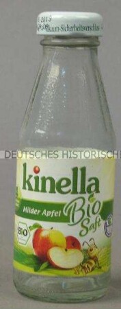 Babynahrung: Milder Bio-Apfelsaft, leere Flasche