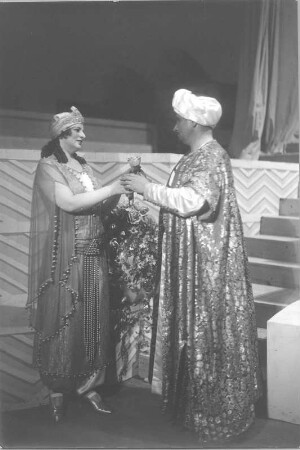 Der Barbier von Bagdad. Oper von Peter Cornelius nach eigenem Libretto. Staatsoper Dresden, Neuinszenierung 17.12.1928 : Szene 2. Akt mit Meta Seinemeyer als Margiana und Curt Taucher als Nureddin