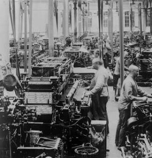 Websaal: Blick zwischen zwei nebeneinanderstehende Stühle : Technikgeschichte | Technologie | Fasern, Gespinste und Gewebe | Tuchfabrikation