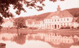 Karlshafen: Rathaus mit Spiegelung im Teich, ehemaliges Packhaus, 1715