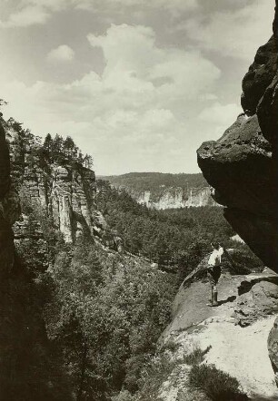 Elbsandsteingebirge. Rauenstein. Blick durch eine Felsengasse