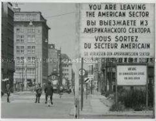 Volkspolizisten kontrollieren an der Sektorengrenze in der Friedrichstraße Ecke Zimmerstraße