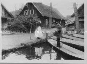 Der Postbote auf einer Bestellfahrt per Kahn im Spreewald
