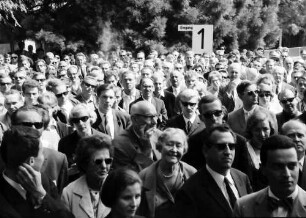 16. Tagung 1966 Mediziner; Publikum im Schlosshof