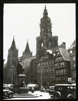 Kilianskirche, im Vordergrund Marktplatz mit Robert-Mayer-Denkmal