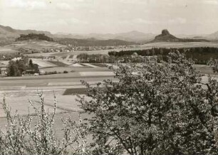 Elbsandsteingebirge. Blick vom Wolfsberg auf Schöna mit Kaiserkrone (links) und Zirkelstein (rechts). Im Hintergrund der Kaltenberg