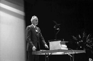 32. Tagung 1982 Physiker; Eröffnung am 26.06.82: Rudolf L. Mößbauer beim Vortrag