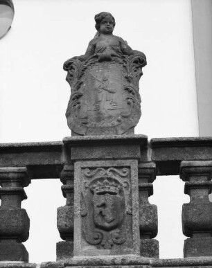 Engel mit Kartusche. Kartusche mit Marienrelief: Maria Susická