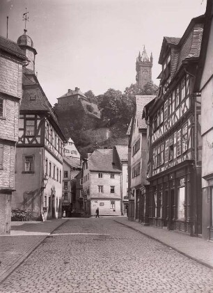 Dillenburg, Stadt : Dillenburg. Blick aus der Innenstadt zum Burgberg mit Wilhelmsturm