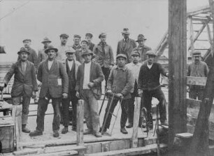 Gruppenporträt von Arbeitern auf einer Baustelle