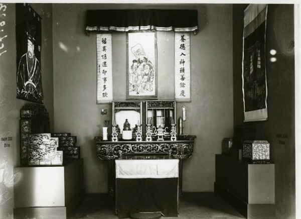 Photo of the East Asia exhibition in Königgrätzerstraße (shrine)