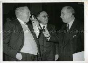 Ludwig Erhard eröffnet das Bundesaufsichtsamt für das Versicherungs- und Bausparwesen