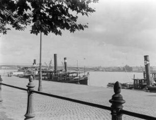 Am Rheinufer in Mainz, im Hintergrund Theodor-Heuss-Brücke