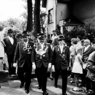 Schützen- und Volksfest: Veranstalter Heimatring und Ahrensburger Schützengilde: Umzug: Aufstellung am Stadthaus: Schützenkönig Walter Timm