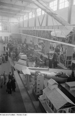 Blick von oben in die Ausstellungsfläche von Ungarn