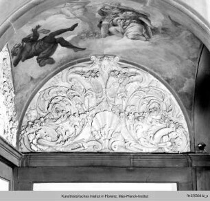 Stuckdekoration im Palazzo Orlandini del Beccuto mit Wappen-Relief