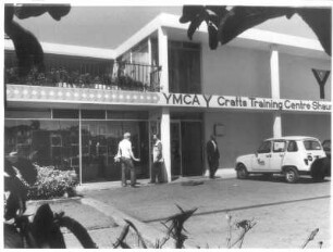 Nairobi. Eingang mit Vorderfront und Laden des Crafts Training Centre "Shauri Moyo"