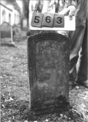 Grabstein 563 (Index: 99787949) Material: Sandstein Zustand: verwittert mit vollständigem Textverlust Maße HxBxT: 70x31x7 cm Besonderheit: Kindergrab: Grabstein 563