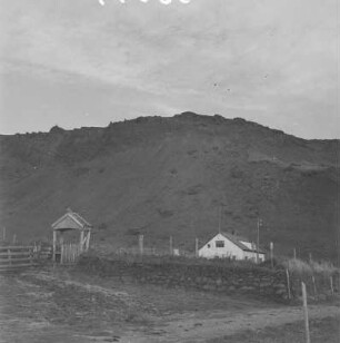 Am Friedhof : Blick auf das Eingangstor und die Mauern des Friedhofs von Hveragerði