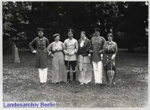 Söhne von Kaiser Wilhelm II. mit ihren Ehefrauen