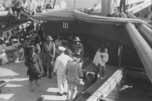 Äquatortaufe an Bord des Dampfers Usaramo : Blick auf die Feierlichkeiten zur Äquatortaufe auf Deck der Usaramo. Crew die sich verkleidet hat. Passagiere die zuschauen