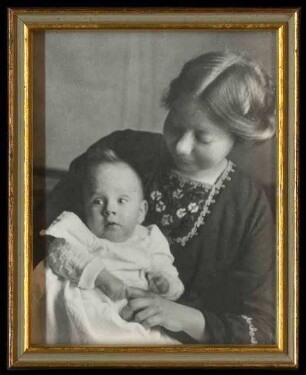 Foto von Johanna Maria Fanny Decker, geb. Dölker (1892-1989), mit ihrem ältesten Kind Hansmartin, Aufnahme Oberjettingen 1917