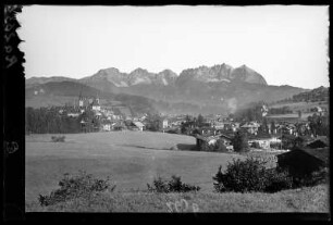 Österreich, Kitzbühel. Ortsansicht gegen Wilden Kaiser