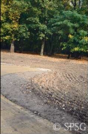 Potsdam, Park Sacrow, Geländemodellierung und Wegebau unweit der Thusnelda-Statue.
