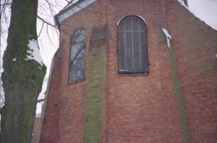 Kirchenstraße 13: Martin-Luther-Kirche: Teilansicht: Apsis mit Strebepfeilern, Buntglasfenstern
